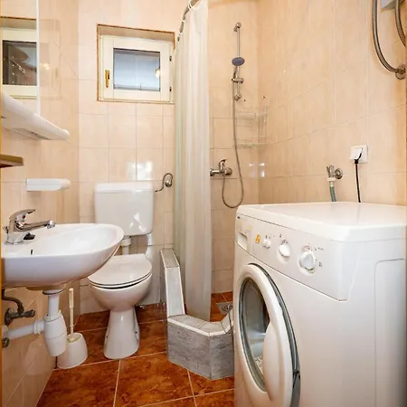 Apartment 1 Bedroom In Gornji Karin